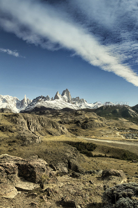 从Chaltén小镇俯瞰，山脉，Fitz Roy(海拔3405米)和Torre(3125米)。巴塔哥尼亚，圣克鲁斯省，阿根廷。